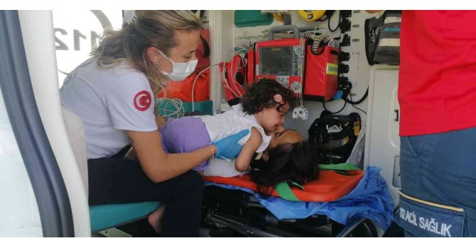 Küçük çocuk kazada yaralanan annesini biran olsun bırakmadı