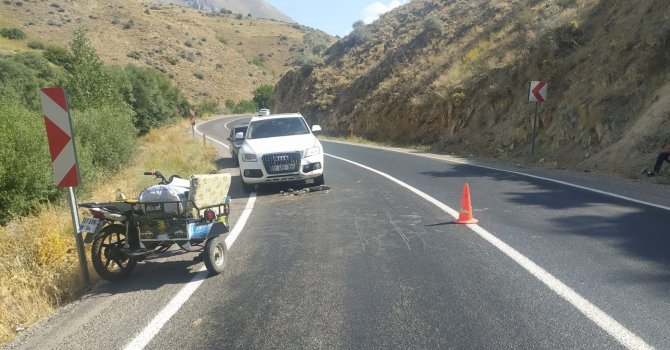 Otomobil ile sepetli motosiklet çarpıştı: 2 yaralı
