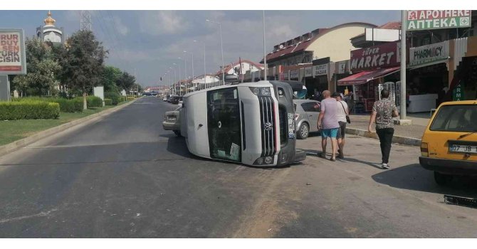 Manavgat’ta otomobiller çarpıştı, tur minibüsü 50 metre sürüklenerek devrildi