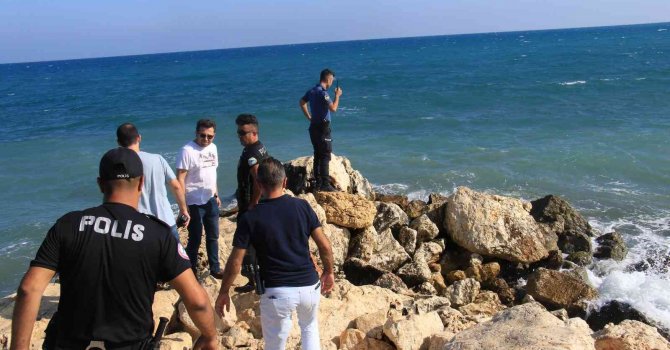 Mersin’de denize giren iki arkadaştan biri boğuldu, diğeri yoğun bakıma alındı