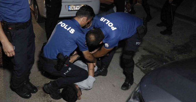 Otomobiliyle ölümüne kaçtı, 30 kilometre sonunda yakalandı