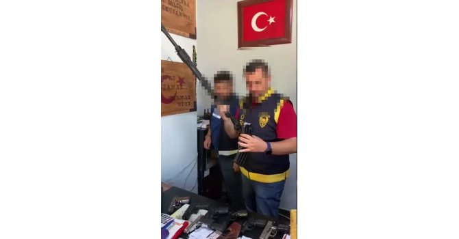 Oto yıkamacının kasasından 8 silah çıktı