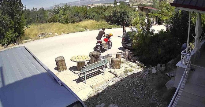 Motosikleti gözü önünde çalındı