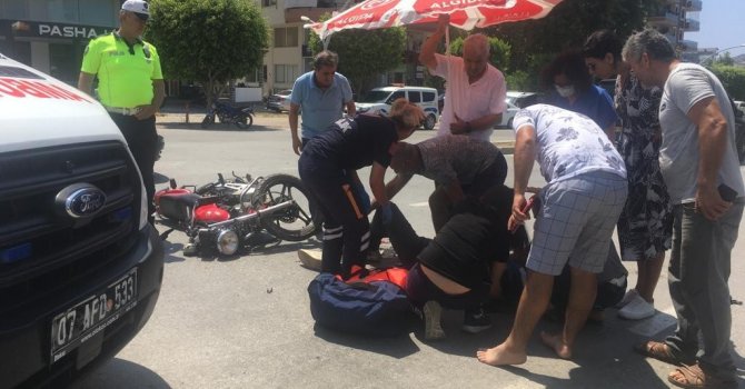 Alanya’da motosiklet ile otomobil çarpıştı: 1’i ağır, 2 yaralı
