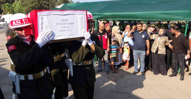 Kamuflaj giyen şehit annesi evladını asker selamıyla uğurladı