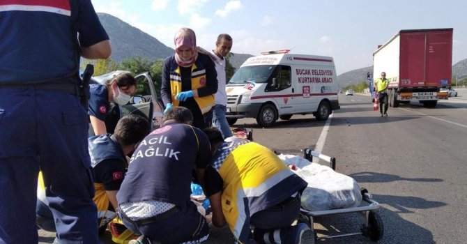 Otomobil ile hafif ticari araç çarpıştı: 1’i ağır 4 yaralı