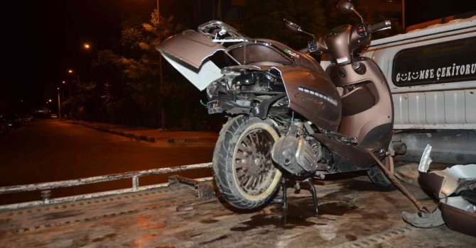 Kontrolden çıkan otomobil motosiklete çarptı: 1’i ağır 2 yaralı