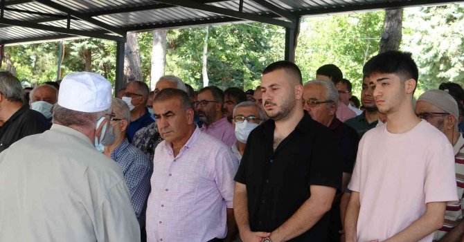 Doğa yürüyüşünde hayatını kaybeden müdür yardımcısı toprağa verildi