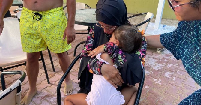 Sahilde kaybolan kızına kavuşan anne, gözyaşlarına boğuldu