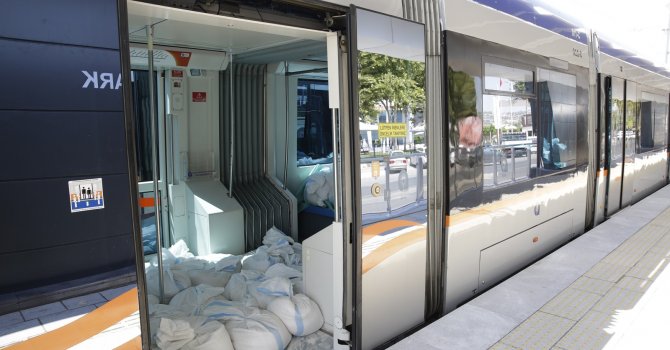 Tramvay yolcudan önce kum torbası taşıyor