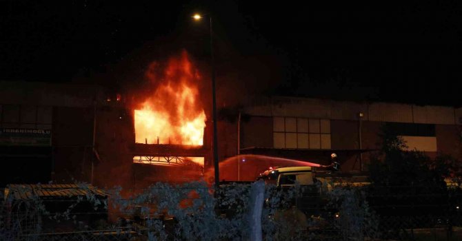 Motosiklet ve bisiklet yedek parça deposunda yangın: 2 yaralı