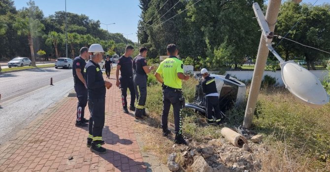 Virajı alamayan otomobil elektrik direğini yerinden söktü