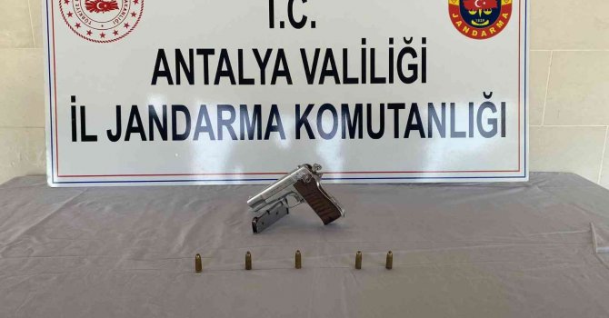 Kaş’ta jandarma ruhsatsız tabanca ele geçirdi