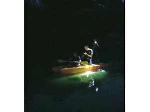 Irmakta mahsur kalan köpeğe itfaiyeden kanoyla kurtarma