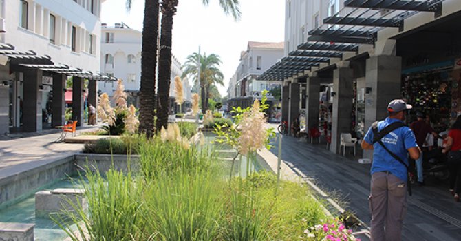 Kemer’de Atatürk ve Liman caddeleri temizlendi