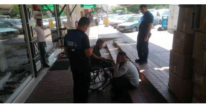 Engelli numarasıyla dilenen iki kardeş zabıta ve polislere zor anlar yaşattı