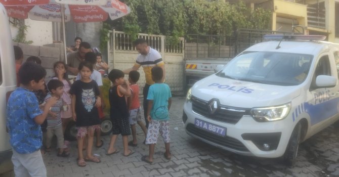 Polis operasyonda çocuklar korkmasın diye dondurma dağıttı