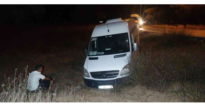 Tur minibüsü şarampole uçtu, çaresizce kurtarılmasını bekledi