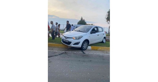 Çim kesen belediye çalışanlarına otomobil çarptı:2 yaralı