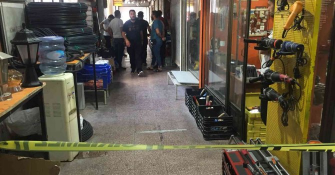 Hırdavatçıya silahlı saldırı: 2 yaralı