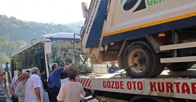 Antalya’da otel servis midibüsü kamyon yüklü çekiciyle çarpıştı: 4’ü ağır 27 yaralı