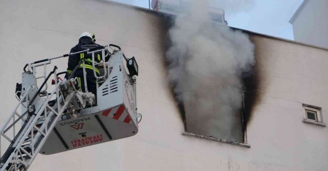 Alevler arasında mahsur kalan felçli kadını komşusu kurtardı