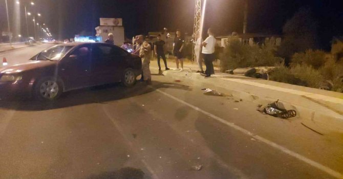 Hatay’da arıza nedeniyle yolun sağında duran araca otomobil çarptı: 3 yaralı