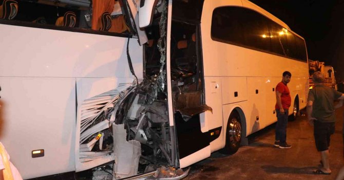 Tur otobüsü yolcu otobüsüne arkadan çarptı: 2’si ağır 25 yaralı