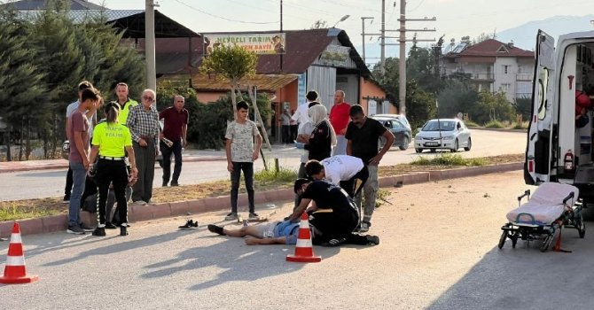 Burdur’da motosiklet refüje çarptı: 1’i ağır 2 yaralı