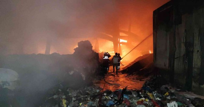 Geri dönüşüm fabrikasında yangın çıktı, işçiler seferber oldu