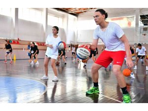 Mersin’de ücretsiz basketbol kursu ile gençler yeteneklerini keşfediyor