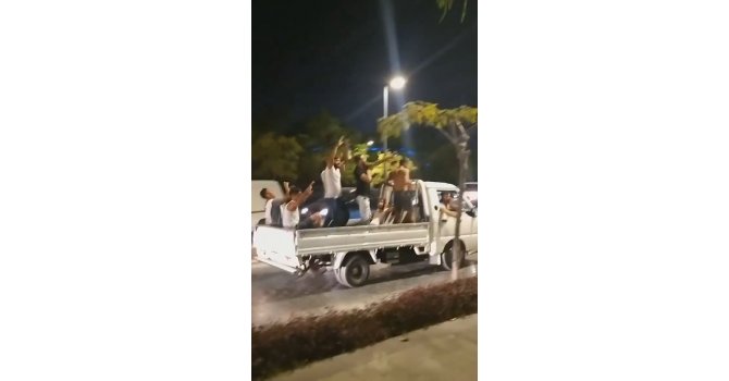 Seyir halindeki kamyonetin üzerini diskoya çevirdiler