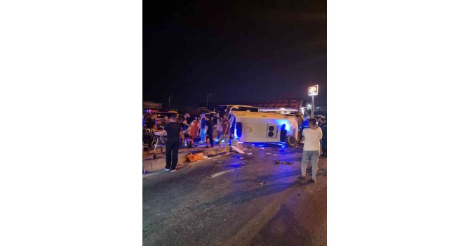 Otomobilin çarptığı ambulansta 3 kişi yaralandı