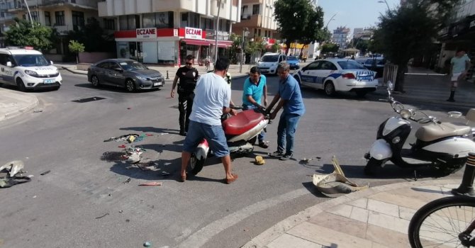 Otomobil ile motosiklet çarpıştı: Baba ve oğlu ölümden döndü