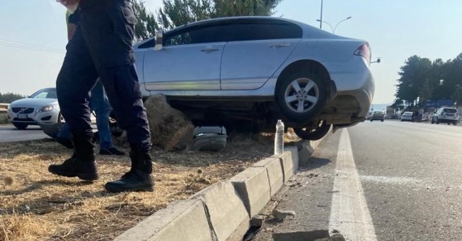 Otomobilin çarptığı elektrik direği başka bir otomobilin üzerine devrildi: 5 yaralı