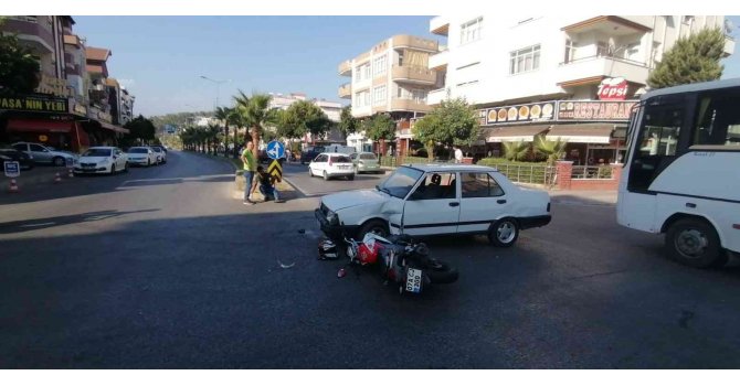 Motosiklet sürücüsü, başındaki kask sayesinde kazayı ucuz atlattı