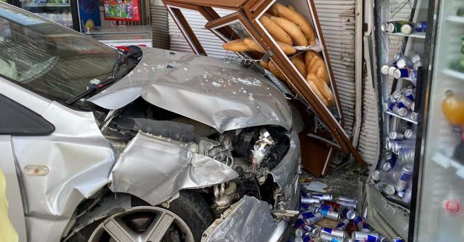 Kaza yapan otomobil markete daldı