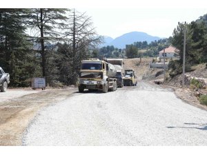 Antalya’yı kırsaldan Kumluca’ya bağlayan yolda asfalt çalışması
