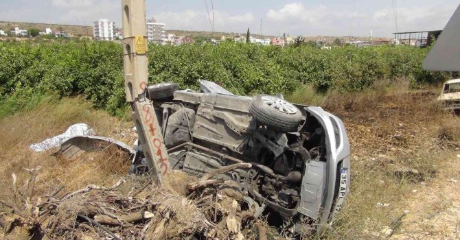 Takla atan otomobil elektrik direğine çarptı: 6 yaralı