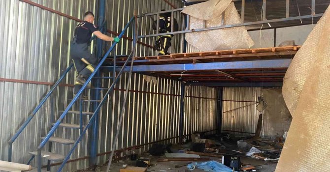 Depoda çıkan yangın kısa sürede söndürüldü