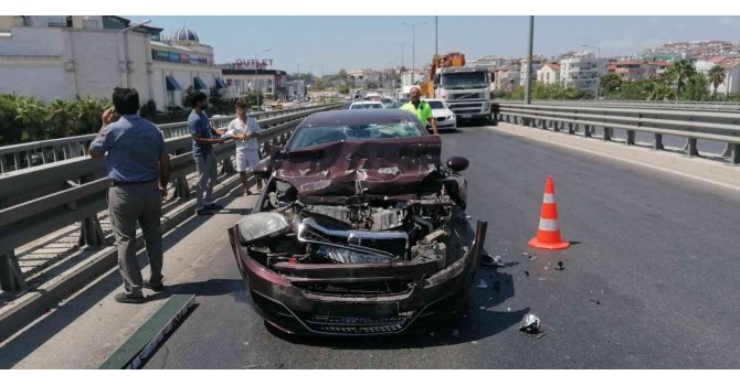 Kamyonetin üzerindeki tabela, otomobilin üzerine düştü