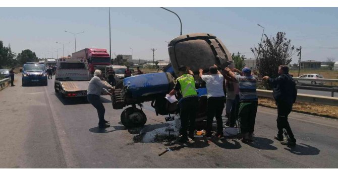 Traktörle otomobil çarpıştı: 4 yaralı
