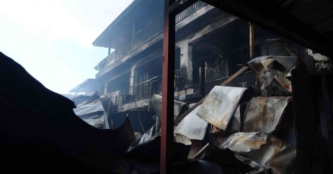 Soğuk hava deposundaki yangında 9 daire ve 100 ton portakal zarar gördü