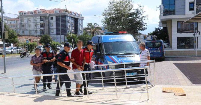 Yüzlerini gizlemeye çalışsalar da yakalandılar