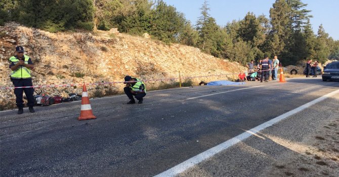 Kamyonet ile motosiklet çarpıştı: 1 ölü, 1 yaralı