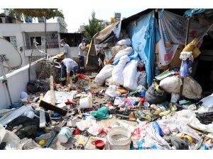 İki katlı evden 3 kamyon çöp çıktı