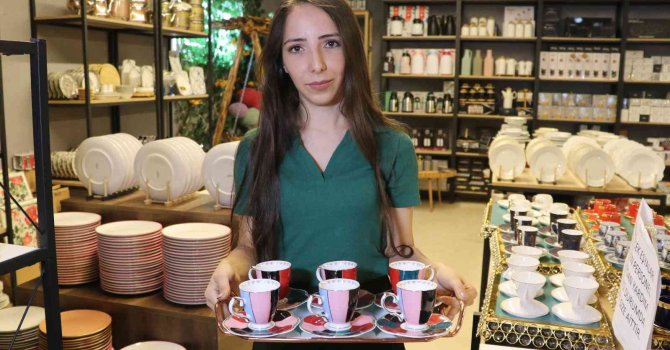 Hırsızın akılalmaz oyunu, çaldığı kahve takımını iade edip parasını aldı