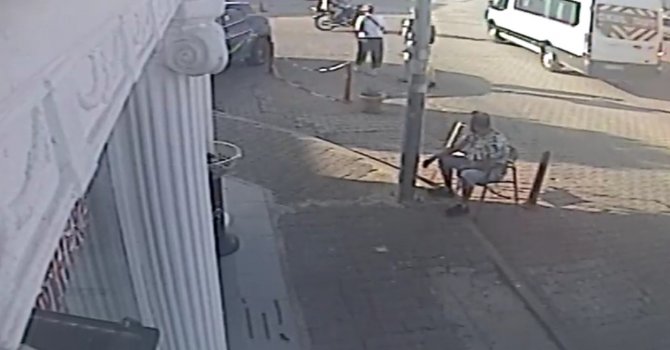 Motosiklet servis aracına çarptı: 2 yaralı