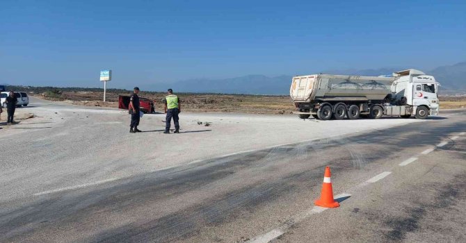 Hatay’da tır ile çırpışan otomobilin sürücüsü yaralandı