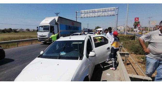 Otomobil ticari araca arkadan çarptı, hamile kadın hastaneye gitmeyi kabul etmedi